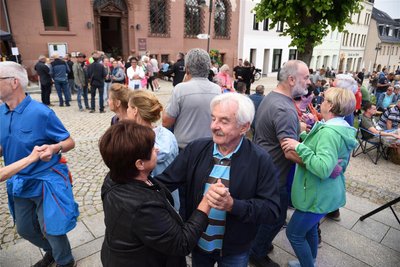 Stimmung zum Auftakt der Adorfer Sommerabende auf dem Markt in Adorf. Viele Besucher tanzten zur Musik der Smaragd-Band.