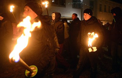 Ein weiterer von der NPD organisierter sogenannter "Lichtellauf gegen Asylmissbrauch" erhielt am Samstag Zulauf von etwa 1500 Menschen. 