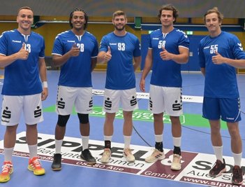 Daumen hoch für den Start in die neue Saison und das Herzensprojekt "Wiederaufstieg": Bruno Levak, Dieudonné Mubenzem, Jan Blecha, Elias Gansau und Mihkel Löpp (von links) sind die Neuzugänge beim EHV Aue.