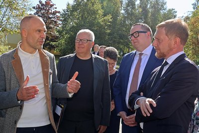 Neurochirurg André Roth (l.) erklärt Ministerpräsident Michael Kretschmer in Reichenbach die Probleme niedergelassener Ärzte.