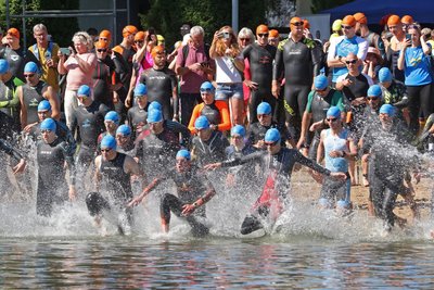 Am Start geht es eng und hektisch zu beim Triathlon. Seine Erfahrung dabei sieht man Männersieger Per van Vlerken (vorn 2. von rechts) auf dem Foto fast an.
