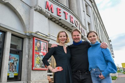 Teresa Weißbach (links), Kai Scheve und Masha Tokareva bei der Chemnitz-Premiere des neuen Erzgebirgskrimis „Die letzte Note“ im Kino Metropol.
