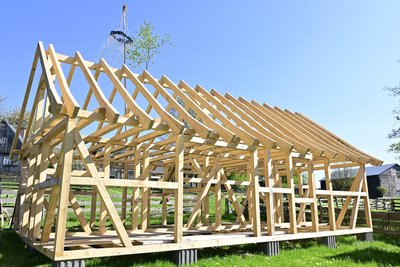 Der Rohbau für den neuen Stall ist fertiggestellt. Rund elf Kubikmeter Fichtenholz wurden verarbeitet.