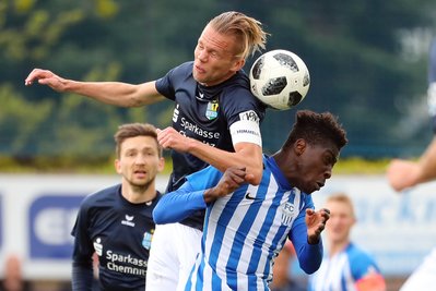 CFC-Spieler Dennis Grote im Zweikampf mit Bocar Djumo Bocartelli.