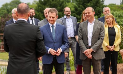 Lothar Ungerer (parteilos, von hinten), Bürgermeister von Meerane, heißt das sächsische Kabinett mit Finanzminister Hartmut Vorjohann (l-r, CDU), Wissenschaftsminister Sebastian Gemkow (CDU),  Landrat Christoph Scheurer (CDU), Ministerpräsident Michael Kretschmer (CDU), Kultusminister Christian Piwarz (CDU), Justizministerin Katja Meier (Bündnis 90/Die Grünen), Umweltminister Wolfram Günther (Bündnis90/Die Grünen), Thomas Schmidt (CDU), Minister für Strukturentwicklung, Ländlicher Raum und Bau und Sozialministerin Petra Köpping (SPD) in seiner Stadt willkommen.