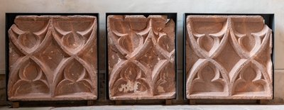 Drei gut einen mal einen Meter großen Platten aus Porphyr mit Blendmaßwerken sind in der Kapelle ausgestellt. Sie waren laut Architekt Günter Donath entweder als Brüstungen oder als Altarschranken verbaut.