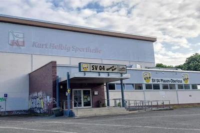 Die Plauener Kurt-Helbig-Sporthalle wird von Schülern und Vereinen genutzt. Es gibt großen Sanierungsbedarf.