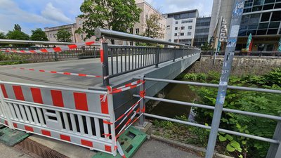 Die Stadt Chemnitz griff am Freitag zu ersten Maßnahmen. Die Brücke an der Markthalle wurde vorsorglich für den Fußgängerverkehr voll gesperrt. Anschließend könnte sie angehoben werden, um den Durchflussquerschnitt zu vergrößern.