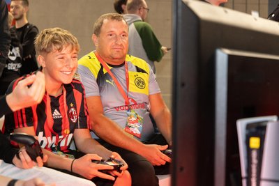 Waren in der Silberlandhalle als einziges Vater-Sohn-Team am Start: Elias (links) und Sascha Kraus aus Mildenau.