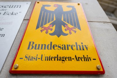 Ein Schild mit der Aufschrift ·Bundesarchiv