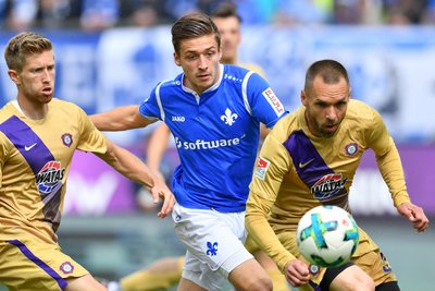 Sebastian Hertner (Aue, links), Marvin Mehlem (Darmstadt) und Christian Tiffert (Aue) kämpfen um den Ball.