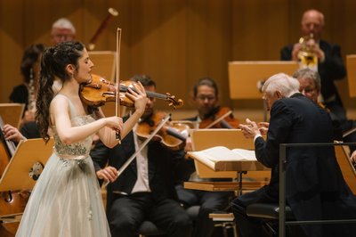 Musik als Brücke zwischen Jung und Alt:  Unter dem Dirigat Herbert Blomstedts spielte Maria Duenas das Mendelssohn-Violinkonzert.
