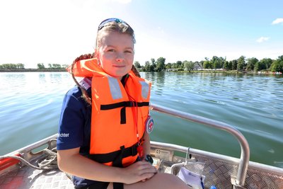 Linda Epperlein vom SV Zwickau 04, die sonst selbst als Triathletin aktiv ist, war beim Koberbachtal-Triathlon als Kampfrichterin auf dem Wasser im Einsatz.