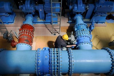Ein Mitarbeiter der Leipziger Wasserwerke überprüft die Pumpen in einer Versorgungsanlage. Rund 500 Millionen Euro müssen in Sachsen investiert werden, um den Status quo der Wasserversorgung zu halten. 