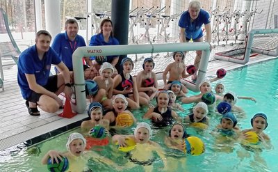 Fröhliche Kinder und Ehrenamtler mit Herzblut: Die Mädchen und Jungen der Altersklassen U8 und U10 und ihre Trainer beim SV Fortuna Auerbach Marcus Hilbert (hinten von links), Steffen Anzer, Jana Schumann und Ulrich Mikulcak.