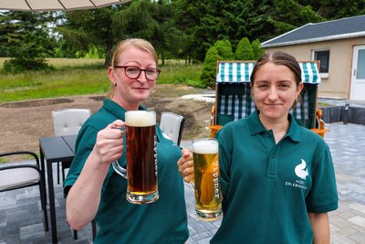 Wohl bekomms! Marie-Viven Klein (l.) und Xenia Stranz bedienen auf der Sonnenterrasse.