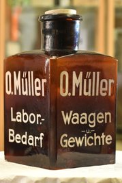 Verehrte Vergangenheit: Laborflasche von Firmengründer Müller aus dem Jahr 1921.