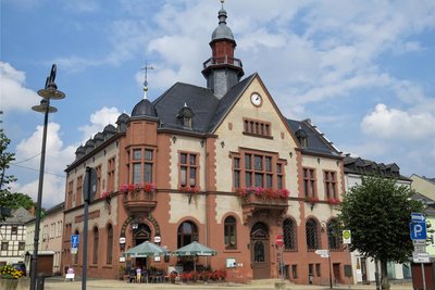 Das Rathaus in Adorf. In der Kernverwaltung arbeiten 20 Leute. Dazu kommen Kita, Bauhof, Schule, Museum und Azubis.