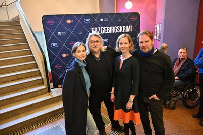 Masha Tokareva, Schlingel-Festivalchef Michael Harbauer, Teresa Weißbach und Kai Scheve (von links) am Sonntag bei der Chemnitz-Premiere des neuen Erzgebirgskrimis „Die letzte Note“ im Kino Metropol.