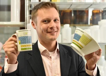 Tee und Müsli aus dem Periodensystem - bei Laborausstatter Thomas Pilz kein Problem! Die bedruckten Tassen und Schalen waren ursprünglich als Geschenke für treue Kunden gedacht.