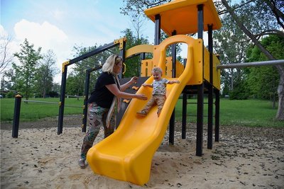 Ein neues Spielgerät mit einer Rutsche und Kletterelementen ist im Bereich der Rettungswache an der Talsperre Pirk aufgebaut worden. Eine Familie aus München hatte hier am Donnerstag Spaß.