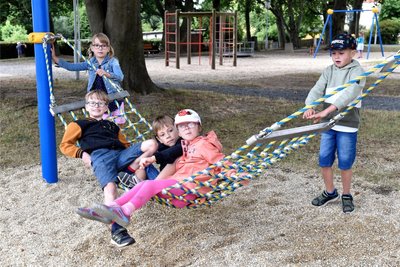 Mädchen und Jungen aus der Kita Sonnenland nahmen die neuen Spielgeräte am Wasserturm wie hier die Hängematte in Beschlag und spielten nach Herzenslust.