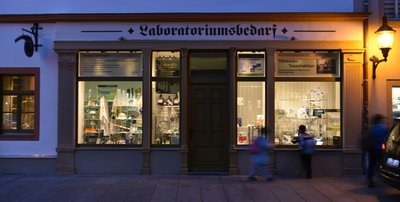 Weiße Kittel, schmale Gläser, braune Flaschen und seltsam anmutende Apparaturen - in den Schaufenstern des Freiberger Laboratoriumsbedarfs scheint die Welt der Alchemie ihre Bühne zu bekommen. Doch hinter der Fassade steckt die Moderne.