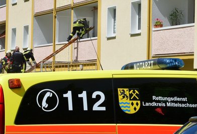 Die Feuerwehr Mittweida musste in die Wohnung einer Frau einsteigen, die zuvor vom Balkon in die Tiefe gestürzt war. Die Feuerwehrleute hatten die verletzte Frau zuvor bereits gerettet und einer Notärztin übergeben, die mit dem Rettungshubschrauber zum Ort des Geschehens gebracht worden war.