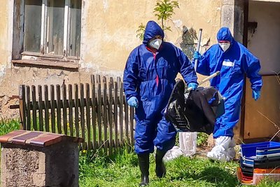 Der Einsatz am Dienstag erfolgt in Schutzkleidung - eine Vorsichtsmaßnahme.