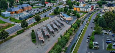 Der Busbahnhof Rodewisch gilt neben Plauen als Drehkreuz für Personennahverkehr im Vogtland. Den Passagieren präsentiert er sich wie im Jahr 1985, als die Umsteigestelle gebaut wurde. 2022 soll der Umbau mit Verzögerung umgesetzt werden. Aus sechs werden acht Bussteige. 
