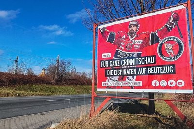 Dieses Plakat warb hier für die Eispiraten. 