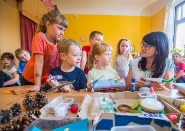 Für mehr Miteinander und Kreativität: Mittwochs bastelt sich die Mäusegruppe in der Stollberger Lebenshilfe-Kita Zwergenhaus mit Erzieherin Diana Mitzkus ihr Spielzeug selbst. Vorgaben gibt es nicht. 