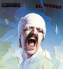 Das Cover des Scorpions-Albums "Blackout" gehört zu den bekanntesten Platten-Designs der Rock-Geschichte. Irrtümlich glauben viele Fans, dass es Gitarrist Rudolf Schenker zeigt - doch das Motiv ist ein Selbstportät des österreichischen Malers Gottfried Helnwein, der später auch für Rammstein oder Marilyn Manson arbeitete. Das Gerücht wurde befeuert, weil Schenker die Coverpose im Video "No One Like You" nachstellte und ihm dabei sehr ähnlich sah. Zudem wurde der weit aufgerissene Mund danach zu Schenkers Markenzeichen auf Band-Fotos.