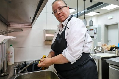 Kartoffeln schälen, Kartoffeln schälen, Kartoffeln schälen. Köchin Mandy Gerstner bereitet sich auf mehr Esser vor.