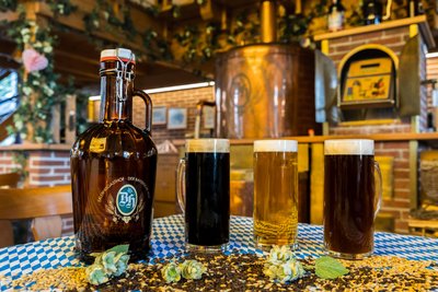 Ein dunkles, ein helles und ein bernsteinfarbenes Pils vom Fass werden im Bayrischen Hof Grünbach ab sofort angeboten.