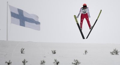 Der Seitenwind machte Eric Frenzel am großen Bakken in Lahti einen Strich durch die Rechnung.