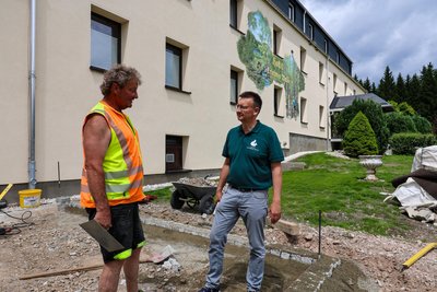 Bauabsprache zwischen Andreas Scheunert (l.) und Inhaber Karsten Jerosch. Bis Ende Juli sollen auch die Fahrradstellplätze und die Ladesäulen für E-Bikes und -Autos fertig sein.