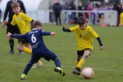 Im Vorjahr trafen Teams aus Plauen (gelbe Trikots) und Dresden im Spiel um Platz 3 aufeinander.