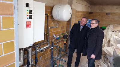 Oberbürgermeister Ralf Oberdorfer (FDP), links, in den Handwerkerhäusern neben Matthias Kunath, Geschäftsführer der Envia Therm. 