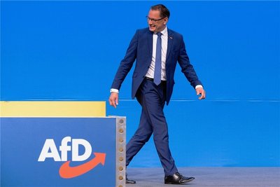 AfD-Chef Tino Chrupalla gibt sich dynamisch. 