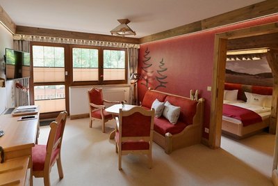 Blick in eine der drei neu gestalteten Suiten im Hotel Köhlerhütte Fürstenbrunn in Waschleithe. Das Besondere bei dieser "Verwandlung" ist, dass hier im Sinne der Nachhaltigkeit das vorhandene Mobiliar durch regionstypische Gestaltungselemente originell aufgewertet, statt komplett erneuert wurde. 