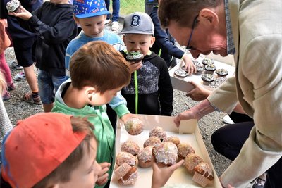 Oberbürgermeister Henry Ruß (rechts) verteilte Cupcakes an die Kinder.