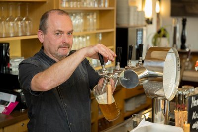 Wirt Steffen Manthey ist froh, eine Eigenmarke Fassbier an die Gäste ausschenken zu können. Das gibt dem Lokal eine eigene Note.