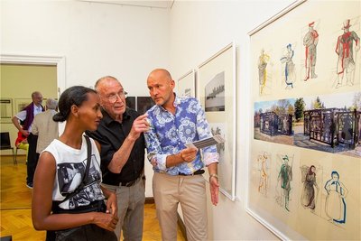 Klaus Helbig (Mitte) im Gespräch mit Ethalem und Andreas Baus, die extra aus Berlin zur Ausstellungseröffnung nach Plauen anreisten. 