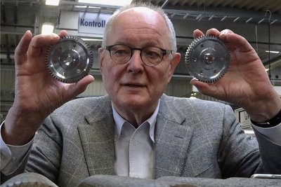 Hubertus Bartsch mit Produkten seines Unternehmens.
