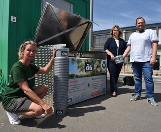 Jeannine Beck von Berndt Bio Energy hat das Öli-Sammelsystem auf dem Oelsnitzer Wertstoffhof vorgestellt. KEV-Geschäftsführer Norman Raschker und Kaia Hoereth vom Amt für Abfallwirtschaft waren ebenfalls mit dabei. 