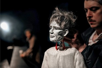 Arne van Dorsten und seine Figur Hauke Haien im Stück "Schimmelreiter" am Figurentheater Chemnitz. 
