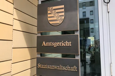 Am ersten Verhandlungstag vor dem Amtsgericht bestritt der Angeklagte, die Unfälle absichtlich provoziert zu haben.