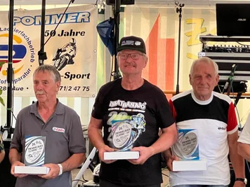 Stefan Tennstädt (Mitte) und Wolfram Trabitzsch (rechts) haben jahrzehntelang die Liebe zum Motorsport geteilt.