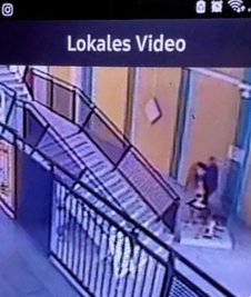 Die Überwachungskamera zeigt eine Person, die ein Fell aus der Dekorationsecke zusammenfaltet. Kurz darauf ist es weg. 